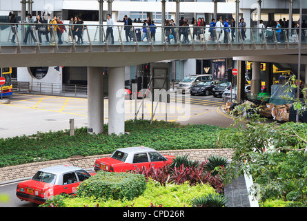 Les navetteurs et les taxis à Central, Hong Kong Island, Hong Kong, Chine, Asie Banque D'Images