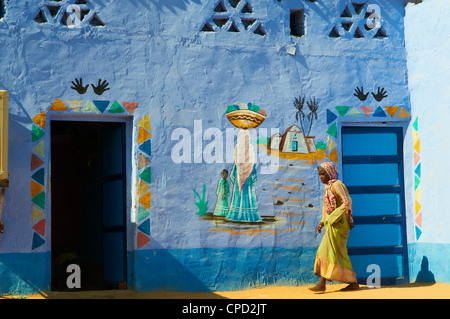 Peint nubien Village près d'Assouan, Egypte, Afrique du Nord, Afrique Banque D'Images