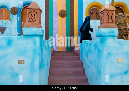 Peint nubien Village près d'Assouan, Egypte, Afrique du Nord, Afrique Banque D'Images