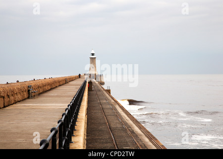 North Pier et Phare, Tynemouth, North Tyneside, Tyne et Wear, Angleterre, Royaume-Uni, Europe Banque D'Images