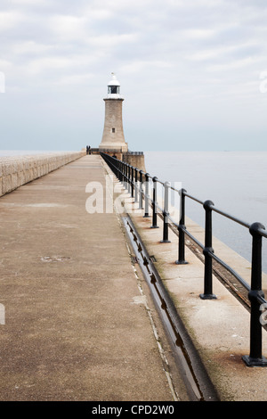 North Pier et Phare, Tynemouth, North Tyneside, Tyne et Wear, Angleterre, Royaume-Uni, Europe Banque D'Images