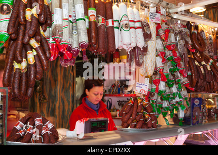 Et Chorizo sausage stall, Marché Central (Kozponti Vasarcsarnok), Budapest, Hongrie Centrale, Hongrie, Europe Banque D'Images