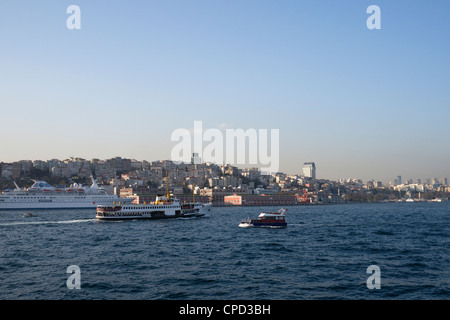 Les bateaux et les navires sur la Corne d'or mer, Istanbul, Turquie Banque D'Images