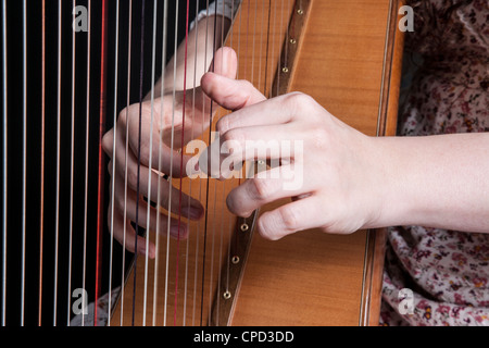 Femme jouant de la harpe irlandaise Banque D'Images