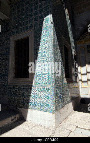 Sol carrelé coin dans la lumière du soleil en harem, le palais de Topkapi, Istanbul, Turquie Banque D'Images