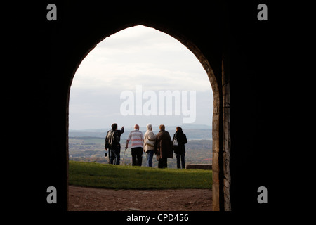 Les touristes à la recherche d'un paysage pittoresque, Brancion, Saône-et-Loire, Bourgogne, France, Europe Banque D'Images