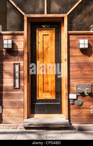 Porte en bois moderne, Greenwich Village, NEW YORK Banque D'Images