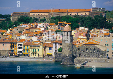 Notre Dame des Anges et la ville de Collioure, Pyrénées-Orientales, Languedoc-Roussillon, France Banque D'Images