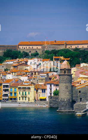 Notre Dame des Anges et la ville de Collioure, Pyrénées-Orientales, Languedoc-Roussillon, France Banque D'Images