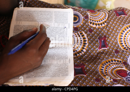 La lecture de la Bible, église évangélique, Lomé, Togo, Afrique de l'Ouest, l'Afrique Banque D'Images