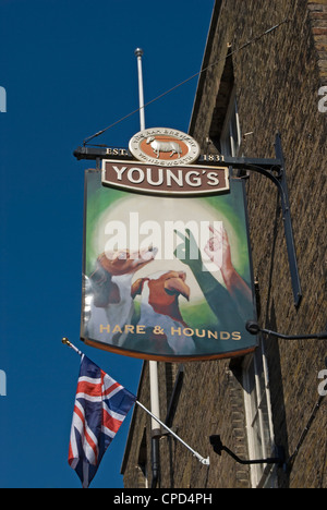 Enseigne de pub pour l'hare and Hounds dans East Sheen, le sud-ouest de Londres, Angleterre Banque D'Images