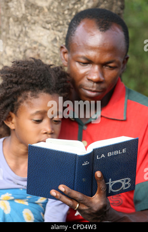 Père et fille la lecture de la Bible, Lomé, Togo, Afrique de l'Ouest, l'Afrique Banque D'Images