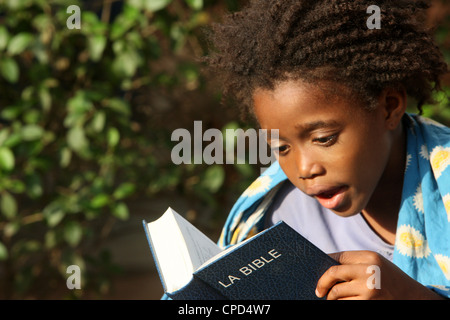 Père et fille la lecture de la Bible, Lomé, Togo, Afrique de l'Ouest, l'Afrique Banque D'Images