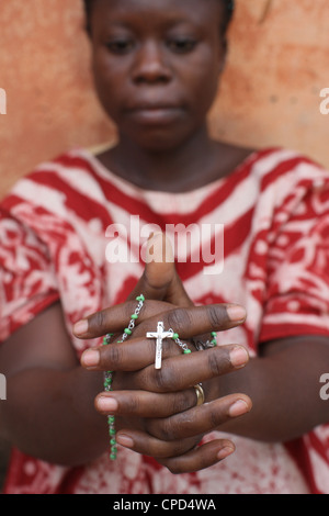 Femme africaine prier le Rosaire, Lomé, Togo, Afrique de l'Ouest, l'Afrique Banque D'Images