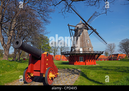 Historique canon et le coloré néerlandais moulin à partir de 1847 à l'intérieur de l'ancienne citadelle Kastellet à Copenhague, Danemark Banque D'Images