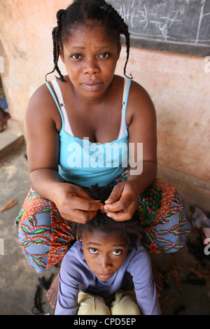 Coiffure à domicile, Lomé, Togo, Afrique de l'Ouest, l'Afrique Banque D'Images