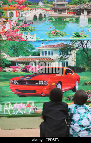 Des jeunes Africains à rêver devant une affiche, Lomé, Togo, Afrique de l'Ouest, l'Afrique Banque D'Images