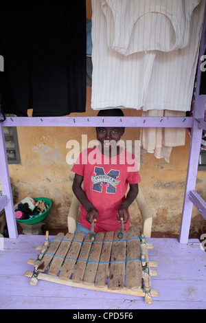 Garçon jouant de la musique africaine, Lomé, Togo, Afrique de l'Ouest, l'Afrique Banque D'Images