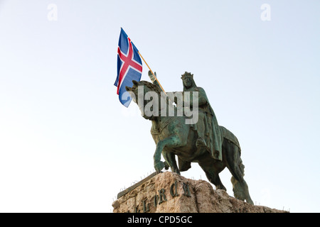 Drapeau britannique sur la statue du roi Jaime Jaume Primero d'Aragon à Placa Espanya Palma de Majorque Espagne Baléares Majorque isle Banque D'Images