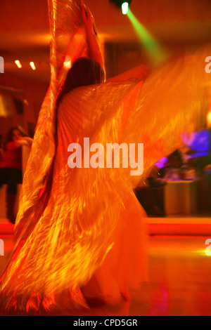 Danseuse de Danse du ventre orientale de bal Banque D'Images