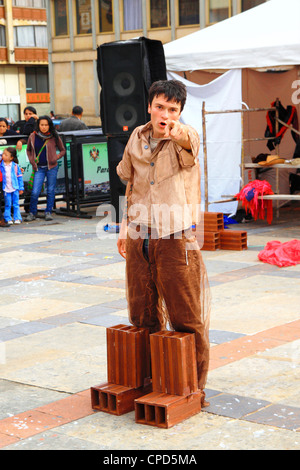 Groupe de théâtre ouvert (TEB) accomplissement d'un acte de violence paramilitaire en Colombie dans la place principale de Tunja, Boyacá, Colombie Banque D'Images