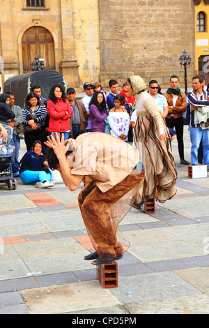 Groupe de théâtre ouvert (TEB) accomplissement d'un acte de violence paramilitaire en Colombie dans la place principale de Tunja, Boyacá, Colombie Banque D'Images