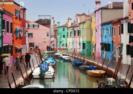 Les maisons aux couleurs pastel lumineux sur Burano Île dans le nord de la lagune de Venise, Italie Banque D'Images