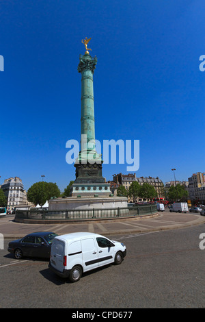 Colonne de Juillet, Paris. Les 170 pieds de colonne de bronze est surmontée d'une staute du 'Génie de la liberté". Banque D'Images