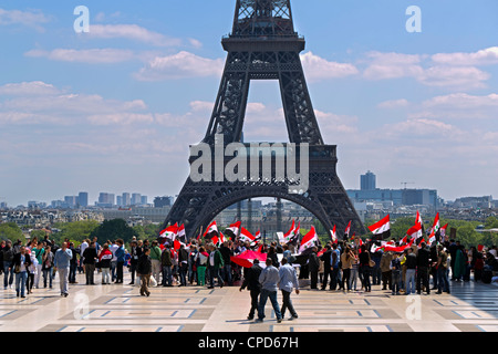 Les partisans du Président syrien Assad démontrer devant la Tour Eiffel à Paris le 13 mai, 2012 Banque D'Images