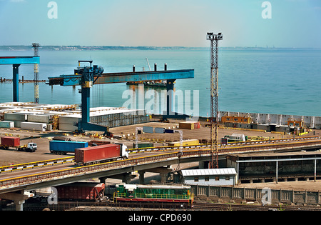 Parc à conteneurs dans le port avec vue sur la baie Banque D'Images