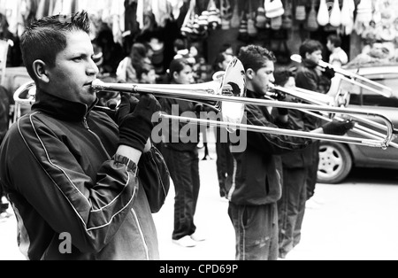 Junior School Marching Band d'effectuer dans la rue de Nobsa, Boyacá, en Colombie. Banque D'Images