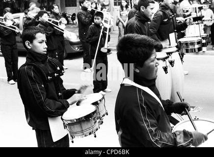 Junior School Marching Band d'effectuer dans la rue de Nobsa, Boyacá, en Colombie. Banque D'Images