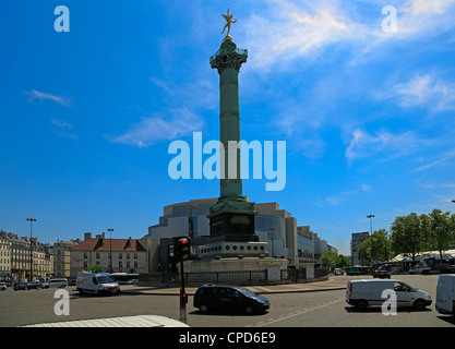 Colonne de Juillet et l'Opéra de Paris Bastille. Les 170 pieds de colonne de bronze est surmontée d'une staute du 'Génie de la liberté". Banque D'Images