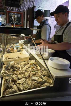 Un bar à huîtres dans le Mercado de San Miguel, près de la Plaza Mayor, Madrid, Espagne Banque D'Images