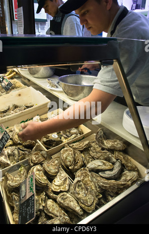 Un bar à huîtres dans le Mercado de San Miguel, près de la Plaza Mayor, Madrid, Espagne Banque D'Images