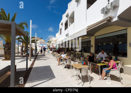 Café à l'extérieur de l'hôtel Rocamar sur l'Esplanade au-dessus de Praia dos Penedo beach, Albufeira, Algarve, Portugal Banque D'Images