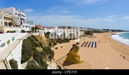 Vue sur la plage de Praia dos ville Penedo, Albufeira, Algarve, Portugal Banque D'Images
