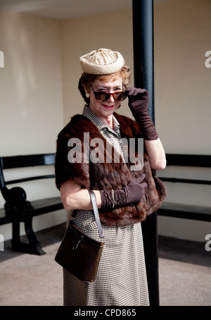 1940 habillé femme debout dans un refuge Banque D'Images