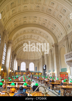 Lecture à la Bibliothèque publique de Boston Banque D'Images