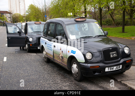 Black City of Glasgow taxis dans une rangée dans une rue de Glasgow Scotland UK Banque D'Images