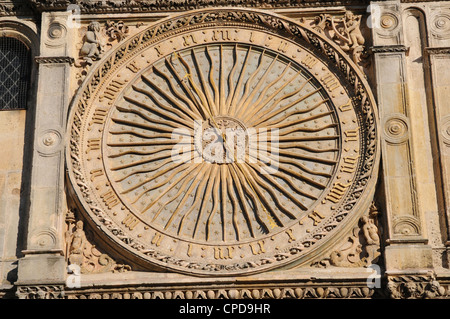 L'horloge astronomique sur la façade nord de la cathédrale de Chartres date de 1528. Banque D'Images