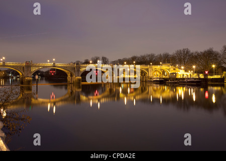 Blocage de Richmond sur la Tamise de nuit,Richmond upon Thames, Surrey, England-View du riverside Banque D'Images