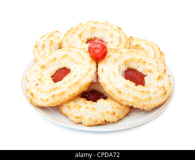 Gourmandises - une plaque avec de la confiture et de noix de coco biscuits. Cerise sur le gâteau. Plus isolé sur fond blanc. Banque D'Images