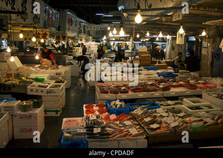 Gros Tsukiji marché du poisson et des fruits de mer en début de matinée. C'est le plus grand dans le monde. Tokyo, Japon. Banque D'Images