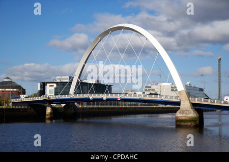 Le Clyde Arc pont sur la rivière Clyde à Glasgow Scotland UK