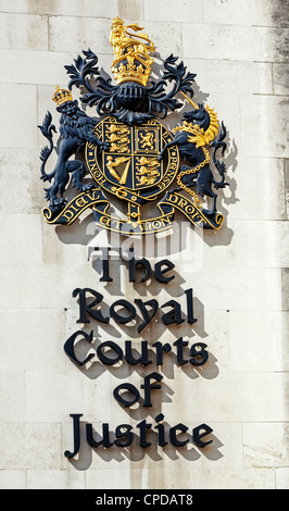 La Royal Courts of Justice blason, Fleet Street, Londres, Angleterre. Banque D'Images