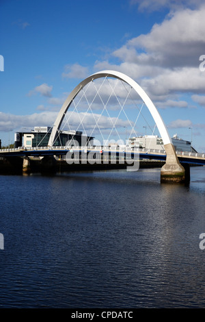 Le Clyde Arc pont sur la rivière Clyde à Glasgow Scotland UK