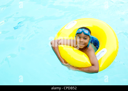 African American boy playing in swimming pool Banque D'Images