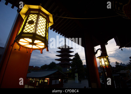 Le Temple Senso-ji, Tokyo, Honshu, Japan Banque D'Images