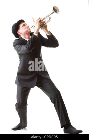 Portrait d'un jeune homme jouant de la trompette joue isolé sur fond blanc Banque D'Images